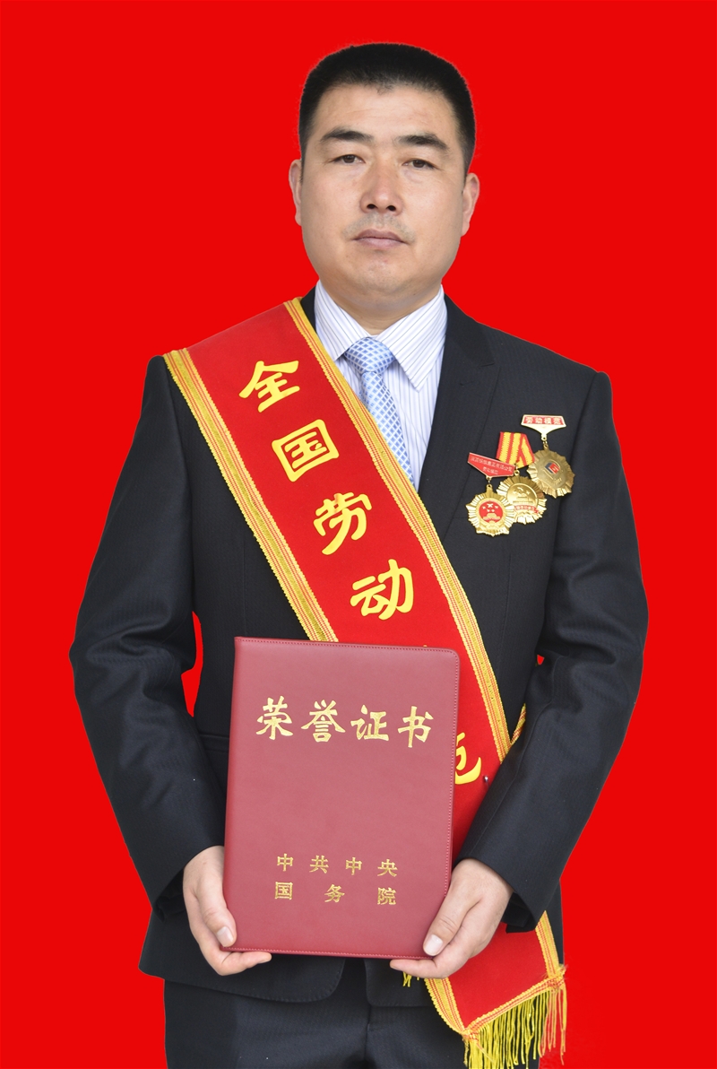 從煉鋼一線走出的全國(guó)勞?！π∮? />
                            </div>
                            <div   id=