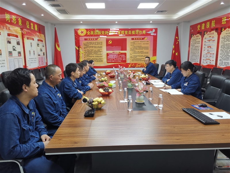 7月30日下午，軋鋼廠黨委組織召開“‘慶八一’學黨史  扛死肩   共奮進”復轉軍人座談會